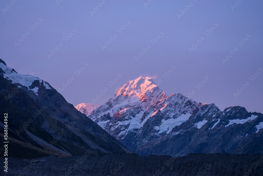 Fototapeta premium Snow capped Mount Aoraki on beautiful sunset
