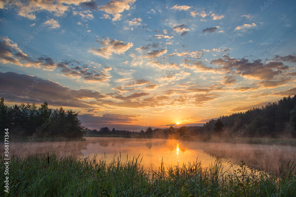 sunrise over the lake wschód nad jeziorem