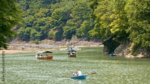 Video of a boat with people on board floating in the Hozu River area in Arashiyama, Kyoto Prefecture on May 30, 2020.