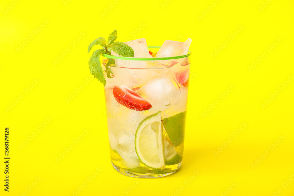 Glass of fresh strawberry lemonade on color background - obrazy, fototapety, plakaty 