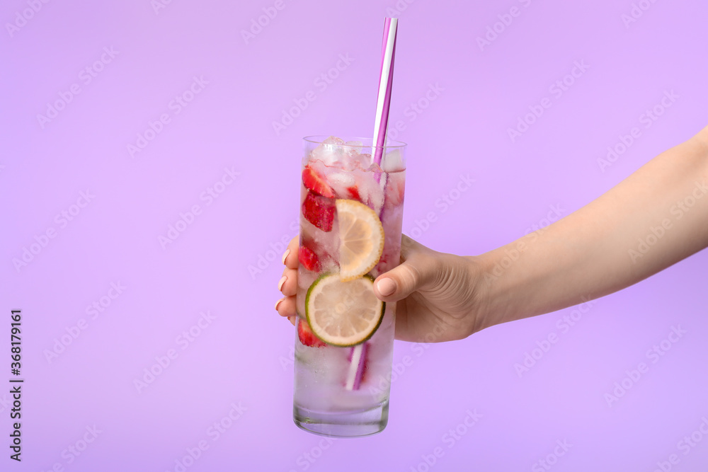Hand with glass of fresh strawberry lemonade on color background - obrazy, fototapety, plakaty 