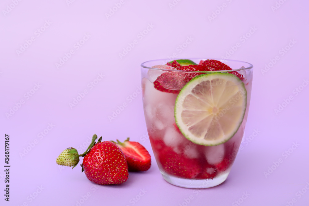 Glass of fresh strawberry lemonade on color background - obrazy, fototapety, plakaty 