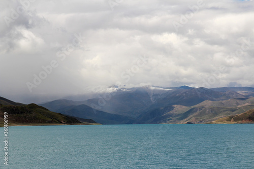 View of Yamdrok Lake in a sunny day, Tibet, China © Crystaltmc