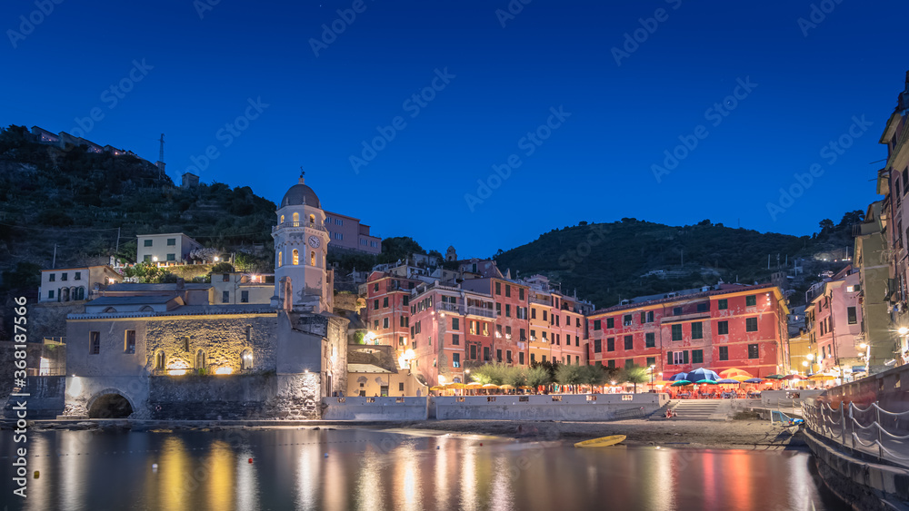 Port de Vernazza de nuit,  village des Cinque terre inscrit au patrimoine mondial de l'Unesco. Village coloré d'Italie.	
