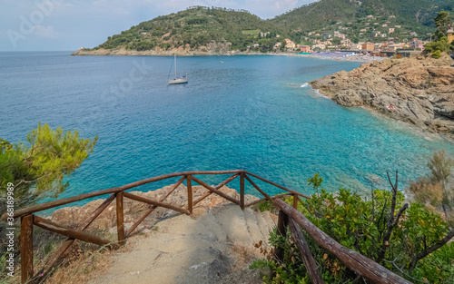 Sentier de bord de mer avec vue sur la ville de Bonassola, ville d'Italie en Ligurie, près des Cinque Terre. photo