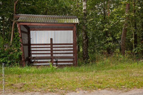 Fototapeta Naklejka Na Ścianę i Meble -  Stara wiata przystankowa na wsi, w lesie.