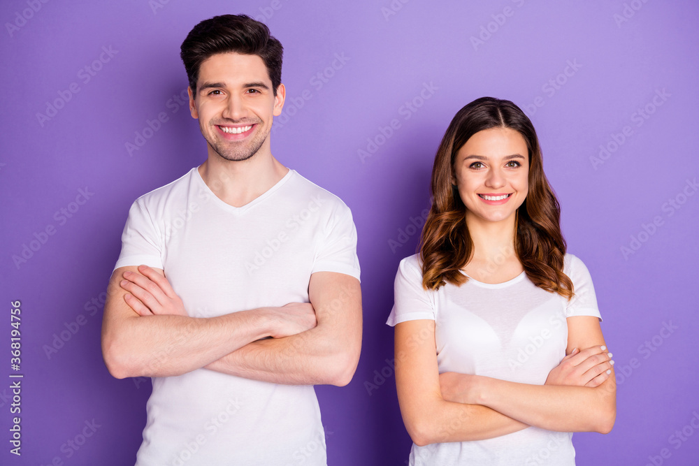 Photo pretty lady handsome guy couple arms crossed confident one team members reliable workers wear casual white t-shirts isolated purple pastel color background Photo pretty lady handsome guy couple arms crossed confident one team members reliable workers wear casual white t-shirts isolated purple pastel color background
