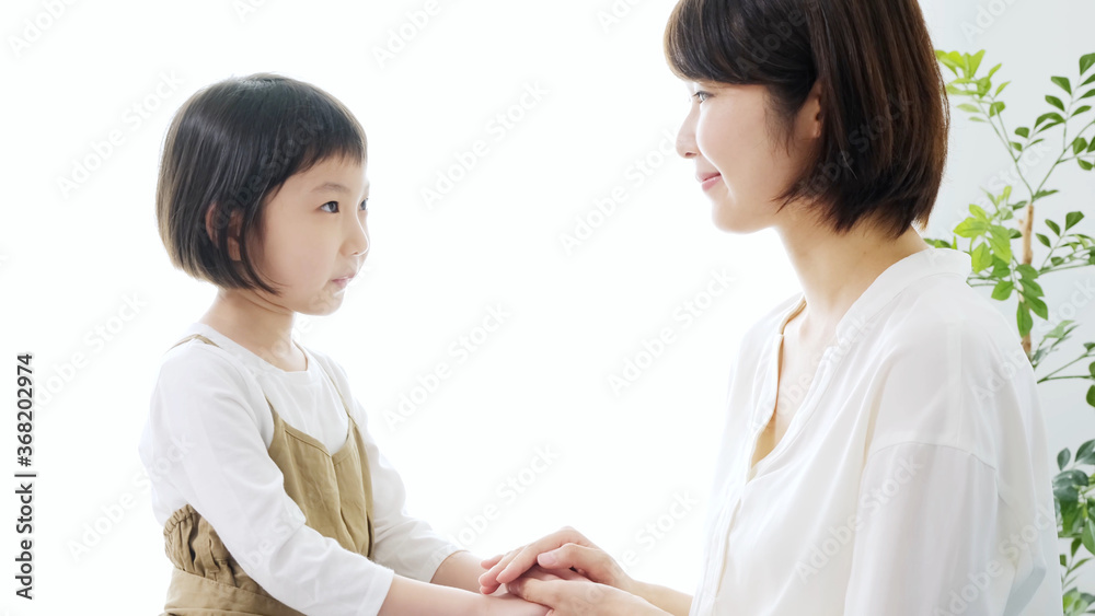 子どもの手を握るお母さん 子どもの手を握るお母さん