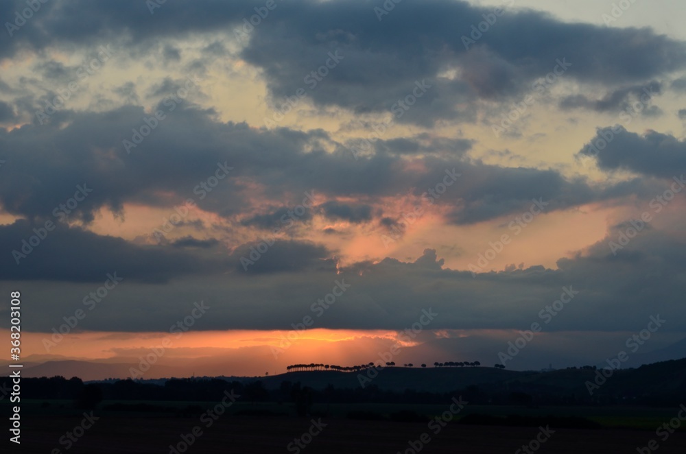 Obraz premium Alba tra campi e colline