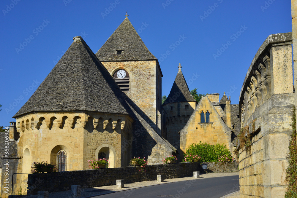 Clocher et toits pointus de Saint-Genies (24590), Dordogne en Nouvelle-Aquitaine, France