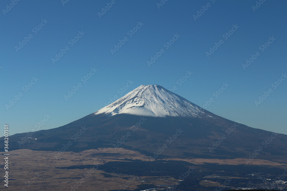 雲一つ無い時の冬景色の富士山