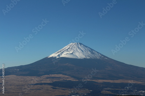 雲一つ無い時の冬景色の富士山 © wankodog