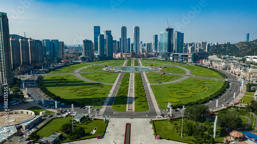 The novel coronavirus pneumonia scene is under the square aerial photography, sparsely populated, photographed in Dalian, Liaoning, China.

