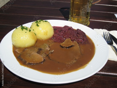 fränkischer Sauerbraten nach Uromas Rezept mit Knödel und Blaukraut