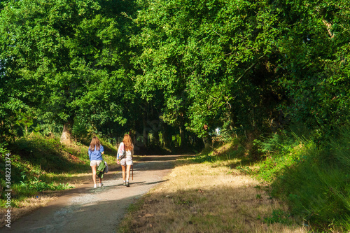 Dos jovenes perigrinas haciendo el Camino de Santiago por la ruta gallega