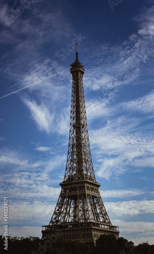Paris sous la chaleur et le ciel bleu
