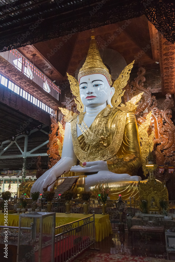 Obraz premium big Buddha statue at Nga Htat Gyi Pagoda at Yangon