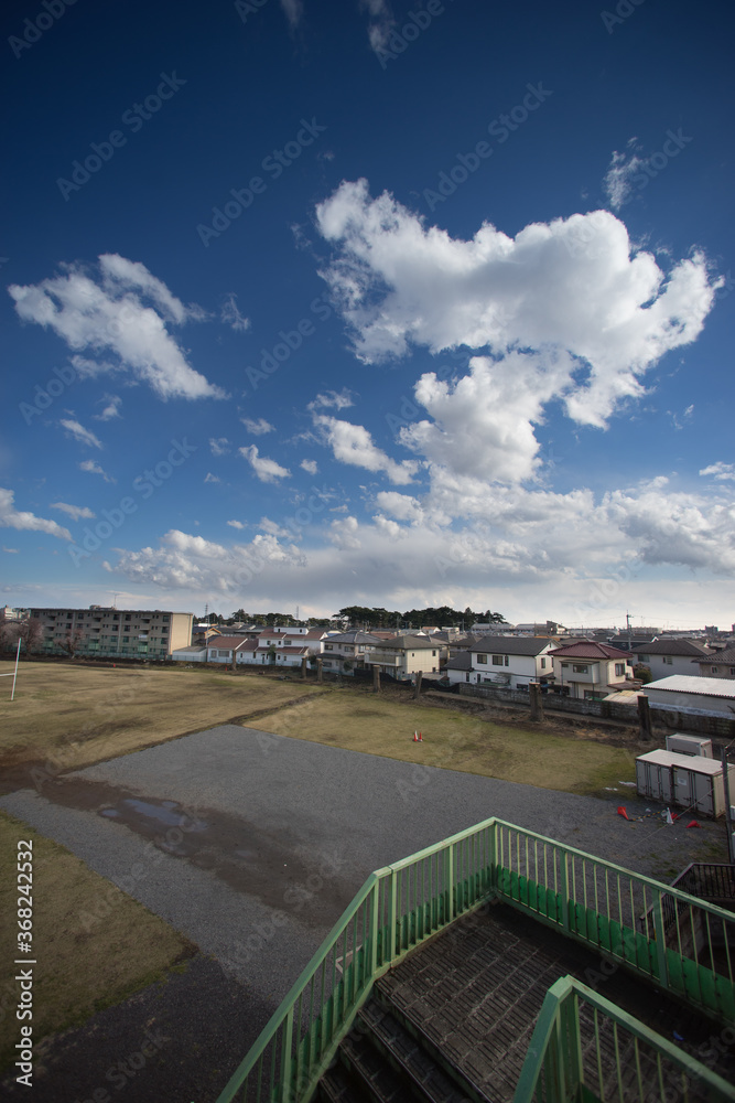 学校のグラウンドと青空・雲(縦)