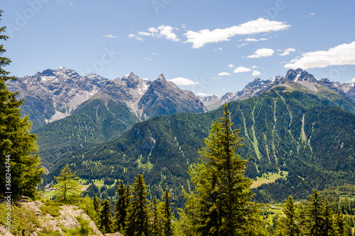 Ftan, Wanderweg, via Engiadina, Alp Laret, Bergbauer, Alm, Bergwiesen, Alpen, Unterengadin, Inn, Inntal, Graubünden, Sommer, Schweiz