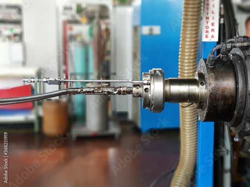 Dettaglio impianti e macchinari in stabilimento industriale