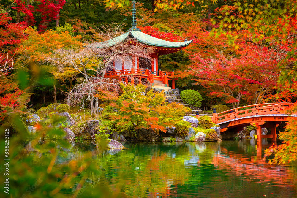 Fototapeta premium Świątynia Daigo-ji z kolorowych klonów jesienią, Kioto, Japonia