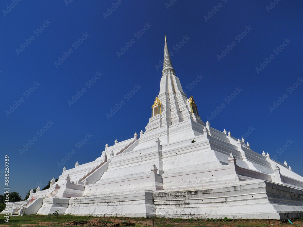 タイ、アユタヤ歴史公園の白いワット・プーカオトーンと青空 / Wat Phukhao Thong under the blue sky in Ayutthaya, Thailand