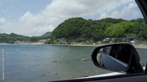 車からサイドミラーを眺める
