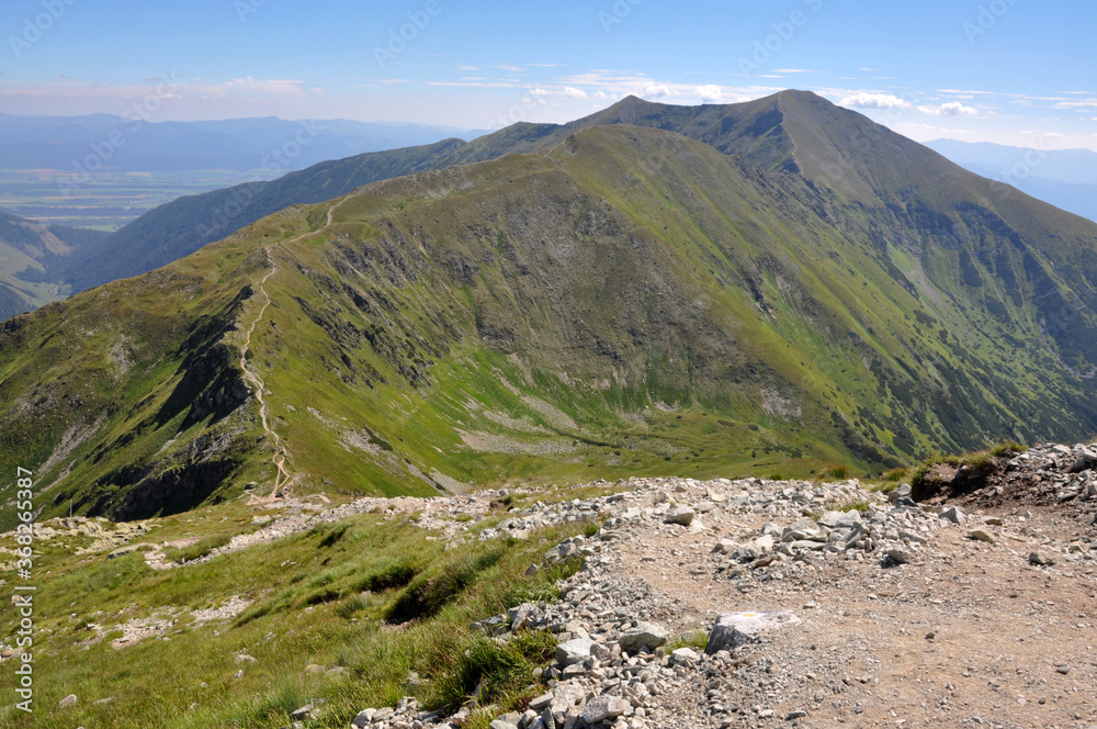 widok-na-baraniec-z-rohackiej-prze-czy-tatry-zachodnie-stock-foto