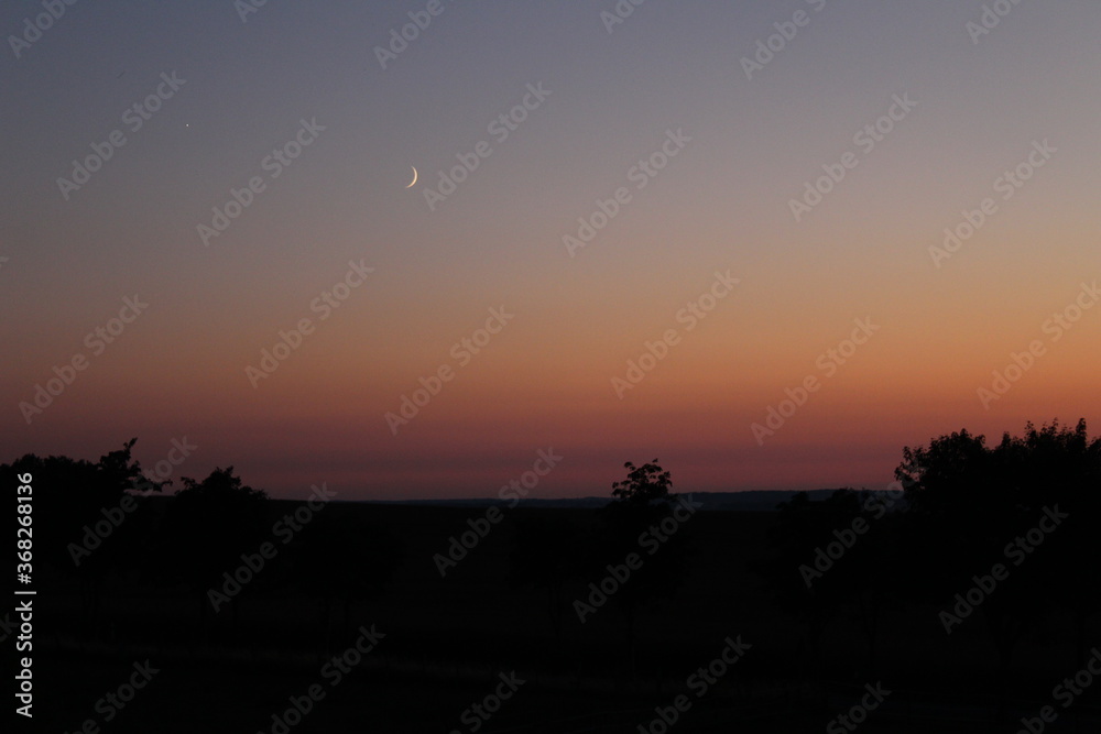 Mond erblasst im SOnnenaufgang