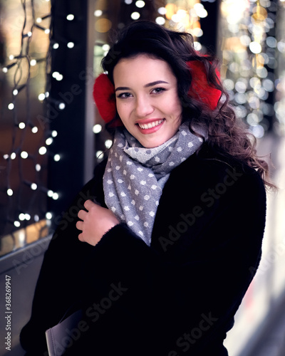 Obraz na płótnie Brunette model posing near lights at the evening at the city w salonie
