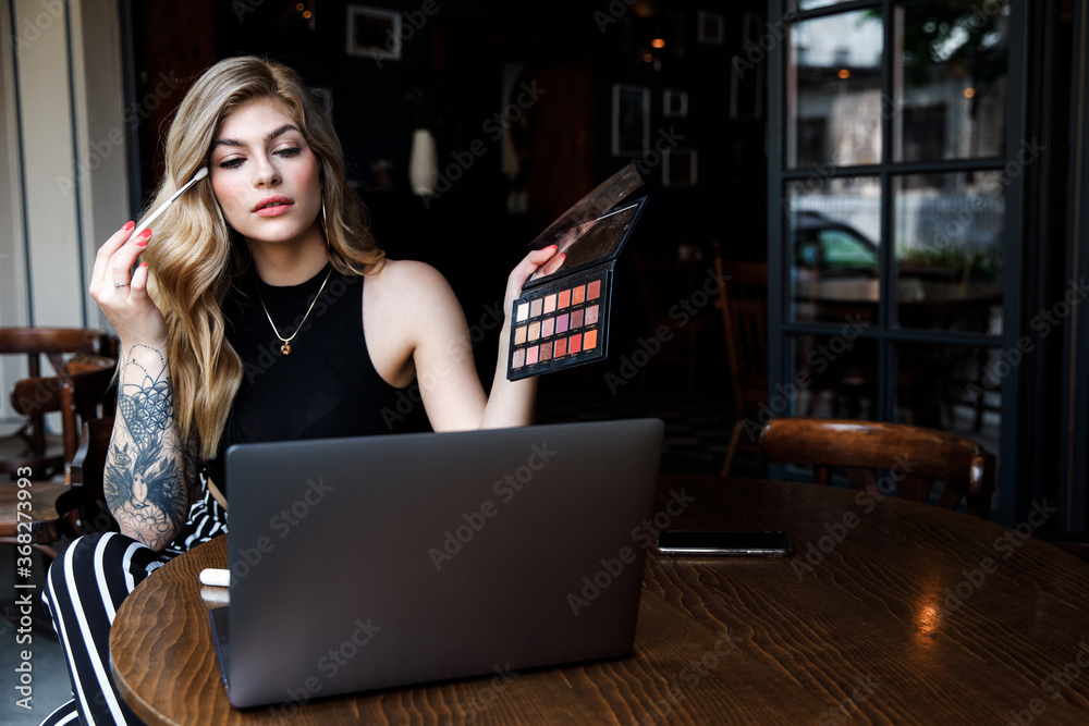 The makeup artist talking about her new shadow palette and explains the rules for applying makeup The makeup artist talking about her new shadow palette and explains the rules for applying makeup