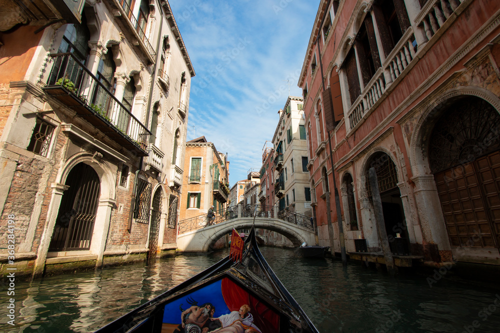 イタリア　ヴェネチアの運河を行くゴンドラの上から見た街並み