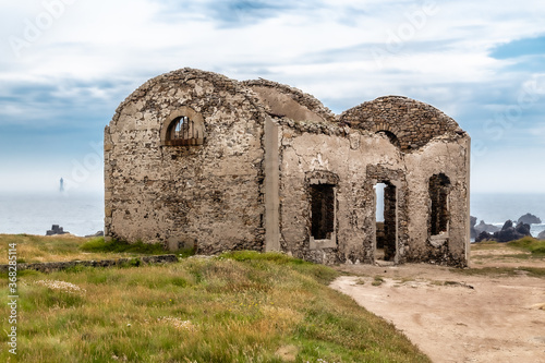 фотографія ruins of the foghorn Villa des tempetes on the island of Ouessant, off the coast