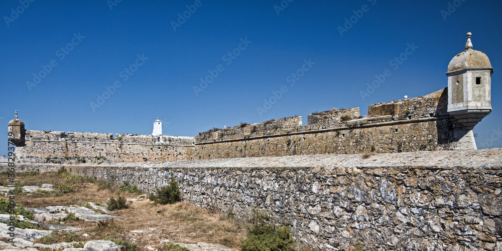 Festungsmauern auf Peniche in Portugal