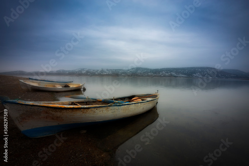 Sazlıkların arasında bir balıkçı teknesi. İznik Gölü. Bursa.