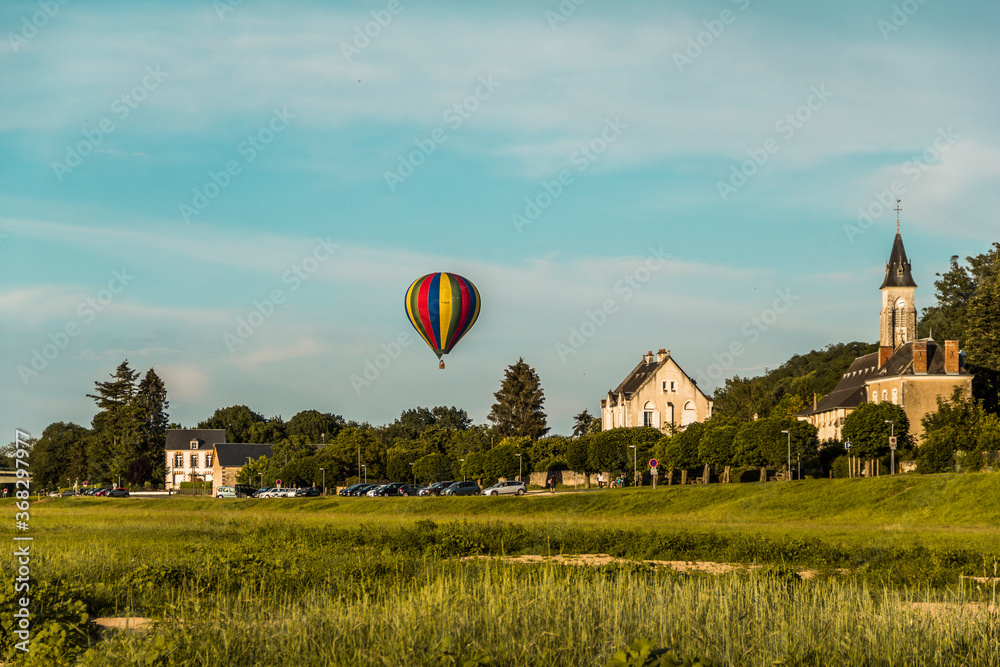 Obraz premium Balloons in the sky flying above Loire Valley