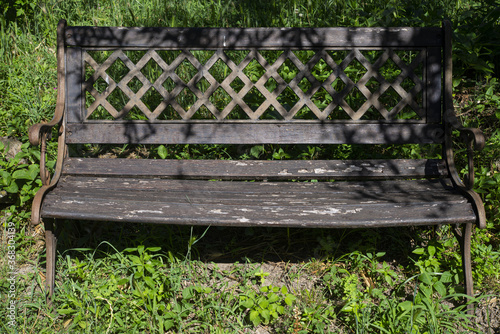 vieux banc en bois dans un jardin