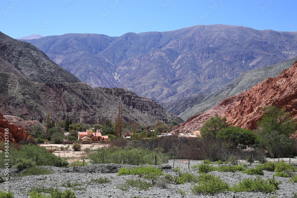 Pueblo entre montañas en Humahuaca