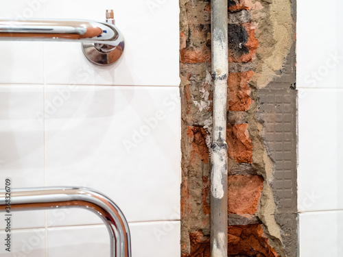 Foto repairing of plumbing riser of heated towel rail at home - old water supply pipe