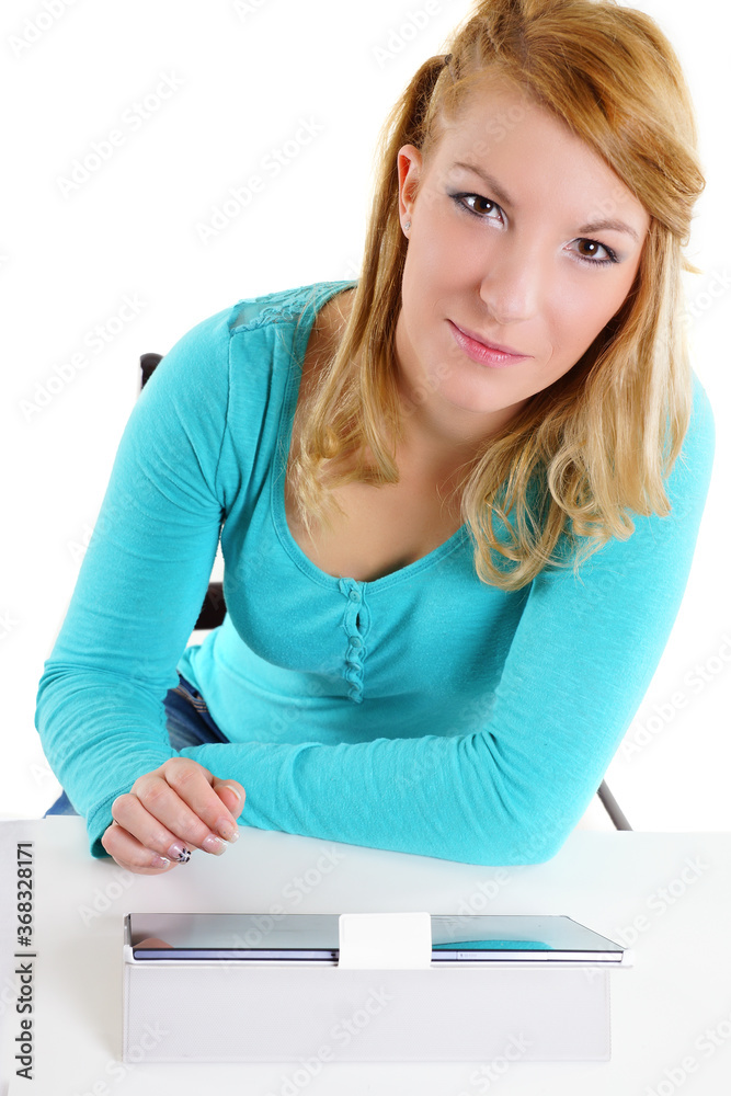 junge Frau arbeitet am Tablet