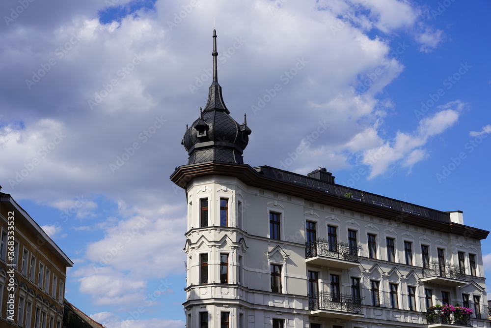 Fototapeta premium Jugenstilgebäude mit spitzem Turm in Poznan