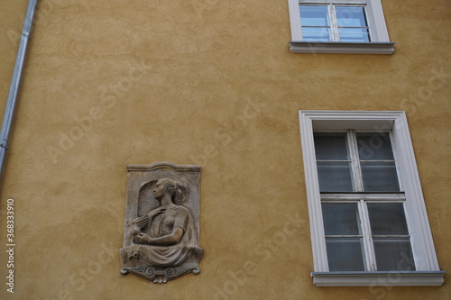 Sozialistisches Relief (Frau mit Taube) an einer alten Hauswand in Poznan