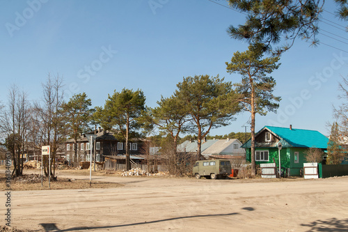 Small houses in a pine forest © Дэн Едрышов