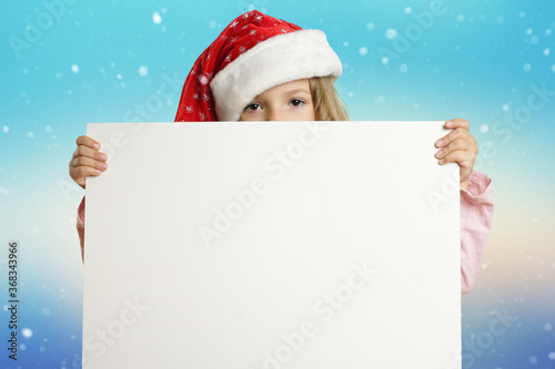 Kind hält leere Tafel - Weihnachten