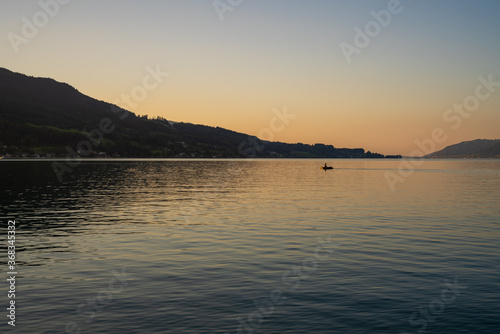 Attersee Sonnenuntergang mit Schlauchboot