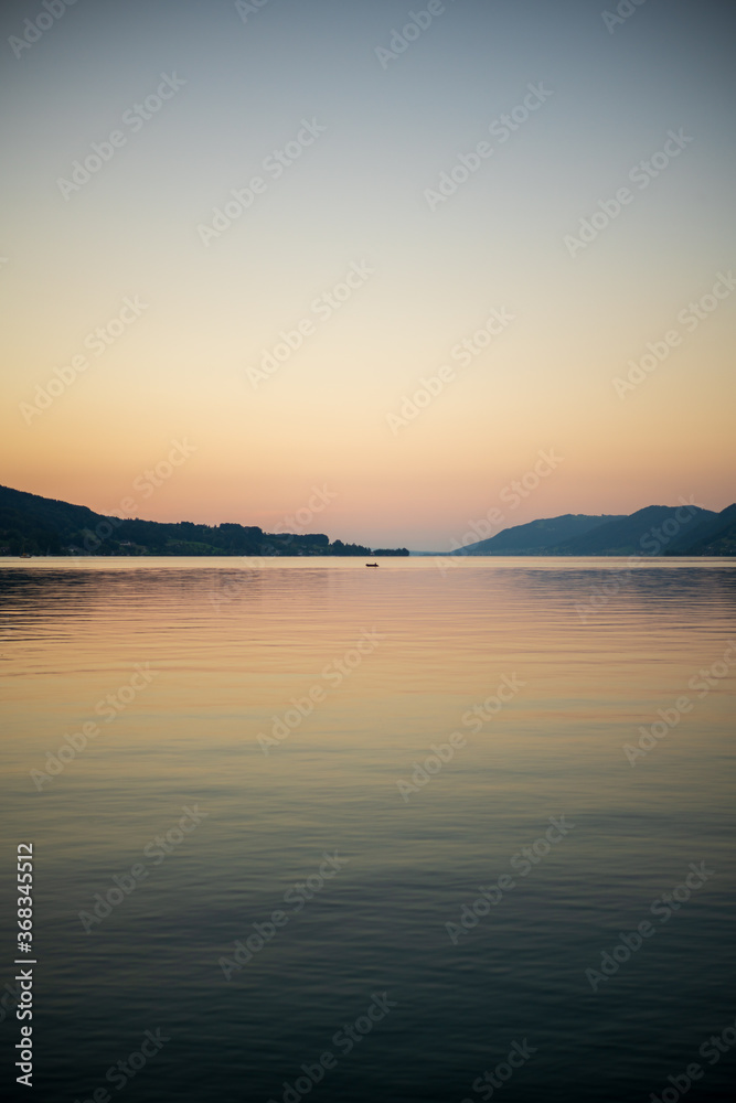 Attersee Sonnenuntergang mit Schlauchboot