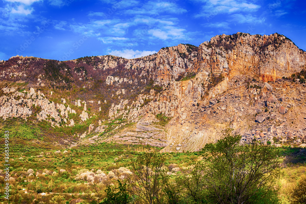 Obraz premium mountain brown high inaccessible sunlight on a background of blue sky walk hollow