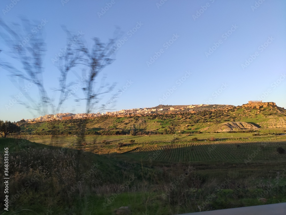 vista della valle dei templi in sicilia con la citta di Agrigento dietro