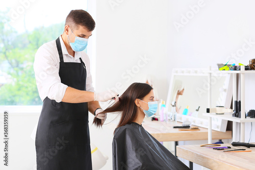 Male hairdresser working wi...