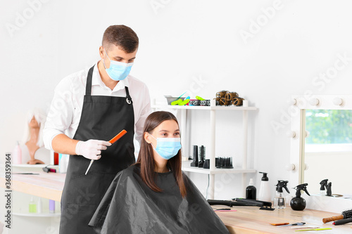 Male hairdresser working wi...